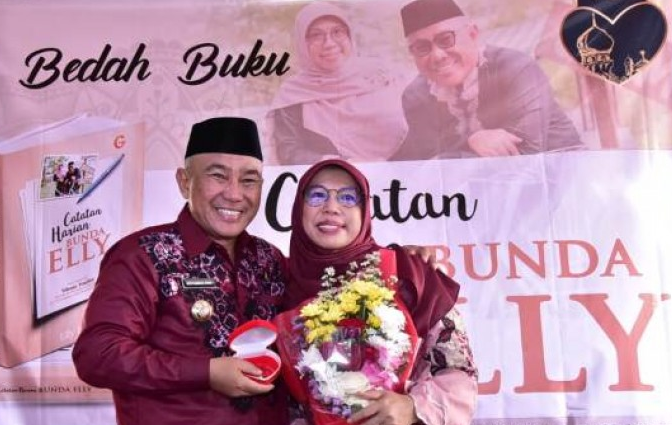 Walikota Depok Idris Abdul Somad dan istrinya, Elly Farida, saat peluncurkan buku Elly Farida pada 2019 silam. (Foto: Dok. Pribadi)