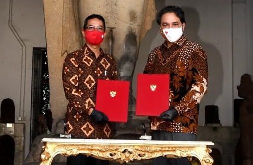 Kepala Sekretariat Presiden Heru Budi Hartono saat menyerahkan keris pusaka kepada Direktur Jenderal Kebudayaan, Kementerian Pendidikan dan Kebudayaan, Hilmar Farid, di Gedung Museum Nasional (Foto: Setpres)