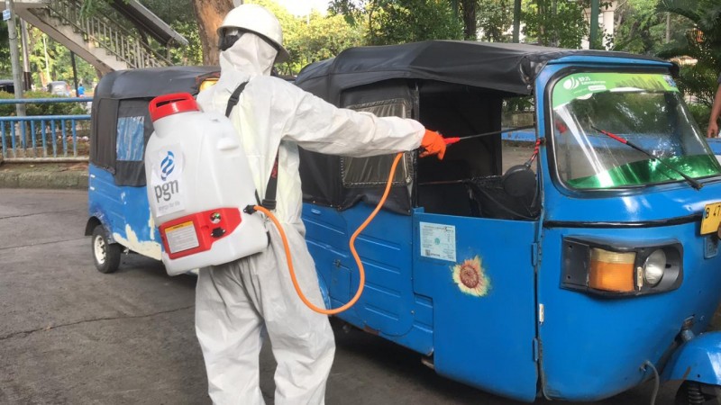 Ilustrasi pegawai PT. PGN melakukan disinfeksi di bajaj. (Foto: PT. PGN)