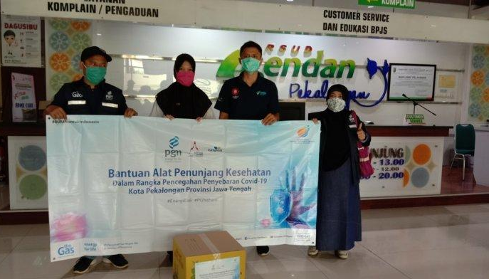 Perwakilan PT. PGN memberikan bantuan kepada di RSUD Bendan Kota Pekalongan. (Foto: Istimewa)