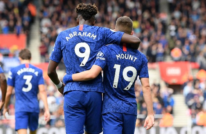 Tammy Abraham dan Mason Mount adalah dua penggawa Chelsea yang terpapar Covid-19. (Foto: Twitter/@ChelseaFC)