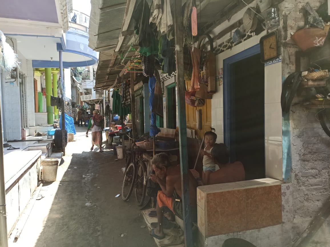 Suasana perkampungan nelayan Paciran, Lamongan, yang didominasi oleh keluarga prasejahtera akibat pandemi, krisis ekonomi, serta cuaca yang tidak menentu. (Foto: Istimewa)