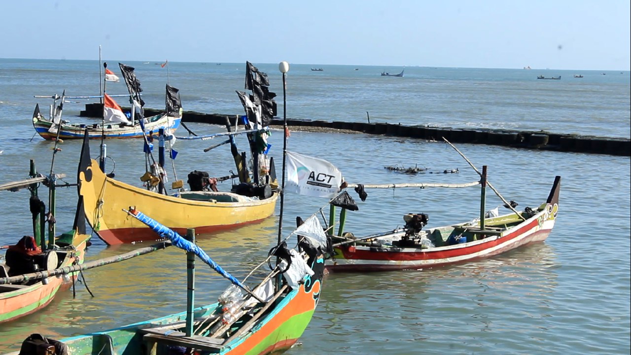 Suasana Pantai Paciran yang dipenuhi perahu yang tidak berani melaut karena cuaca tidak menentu. (Foto: Istimewa)