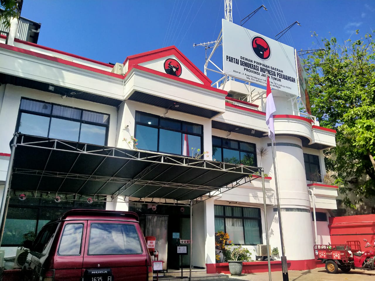 Kantor DPD PDI Perjuangan Jatim tampak sepi dalam pengumuman rekomendasi Pilkada Serentak gelombang IV. (Foto: Fariz Yarbo)