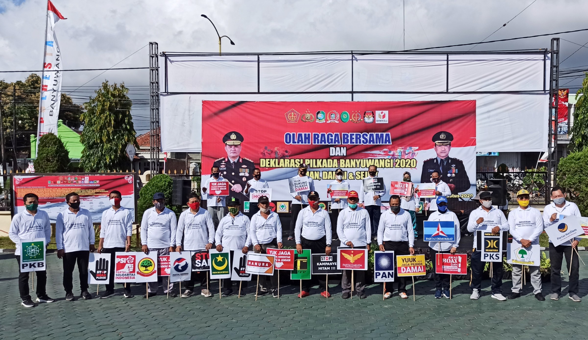 Seluruh partai politik bersama KPU Banyuwangi, Bawaslu Banyuwangi dan Forkopimda Banyuwangi melakukan deklarasi damai pilkada di Polres Banyuwangi (foto:Muh Hujaini/ngopibareng.id)