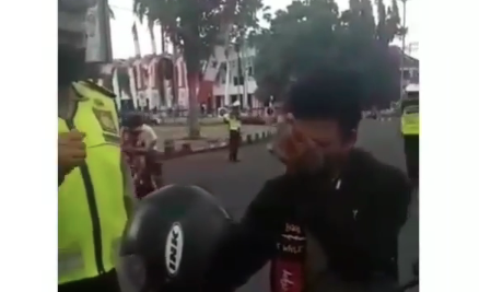 Pengguna tak bermasker yang menangis saat dihukum menyanyikan lagu Indonesia Raya di Jember (Foto: Dok @makasar_iindo).