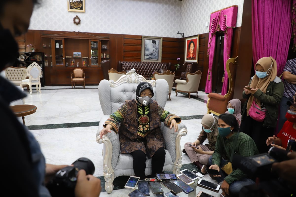 Walikota Surabaya Tri Rismaharini saat berbincang dengan wartawan di rumah dinasnya, Jumat 28 Agustus 2020. (Foto: Alief Sambogo/Ngopibareng.id)