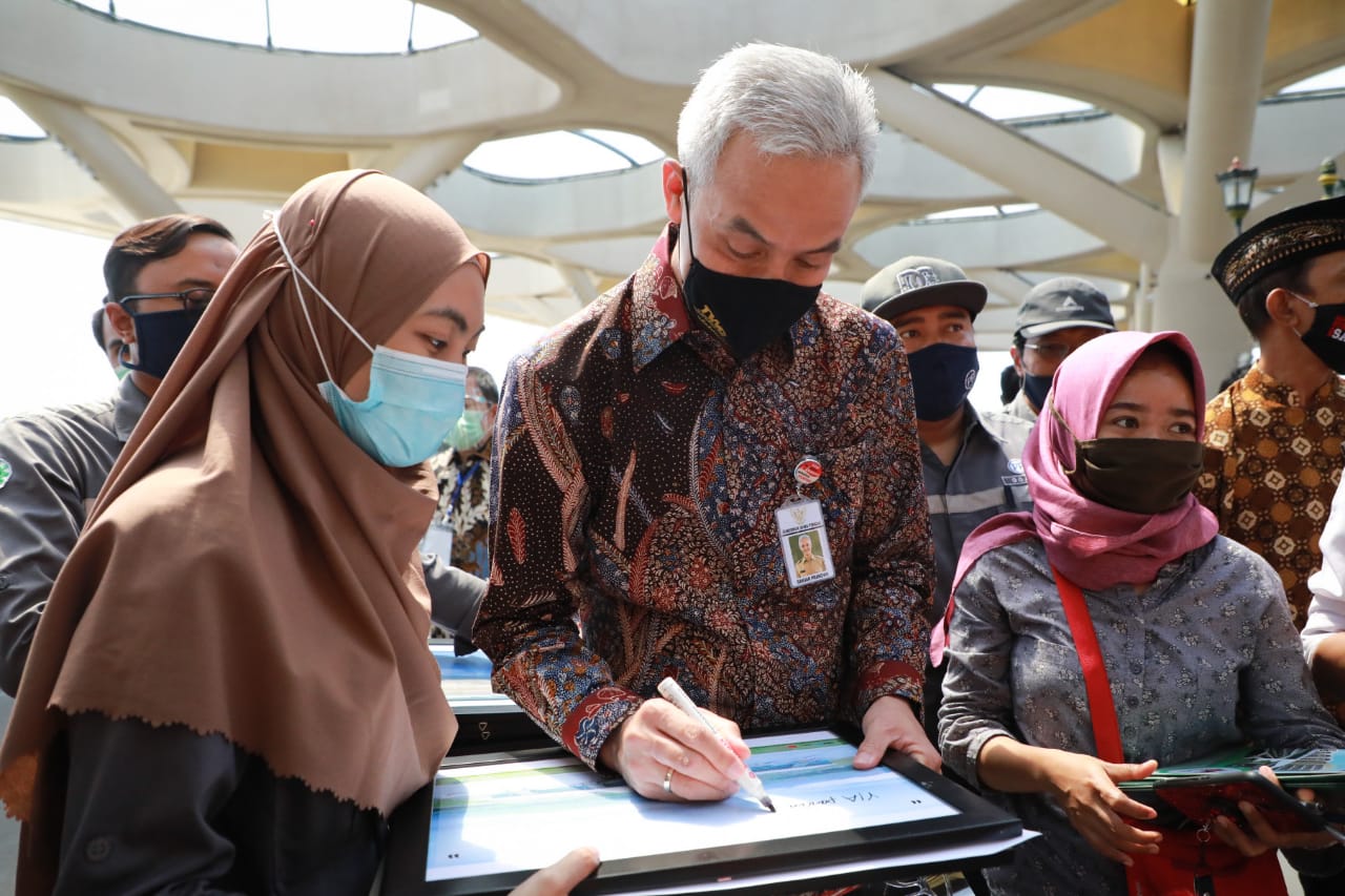 Ganjar Pranowo saat peresmian Bandara Kulonprogo. (Foto: Ist/Ngopibareng.id)