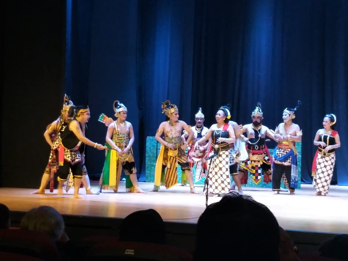 Kesenian Ketoprak yang dipunggawai Indra, saat pentas di salah satu acara di Surabaya. (Foto: Dok. Pribadi Indra)