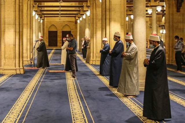 Salat berjamaah dengan menjaga jarak di Al-Azhar, Kairo, Mesir. (Foto: Istimewa)