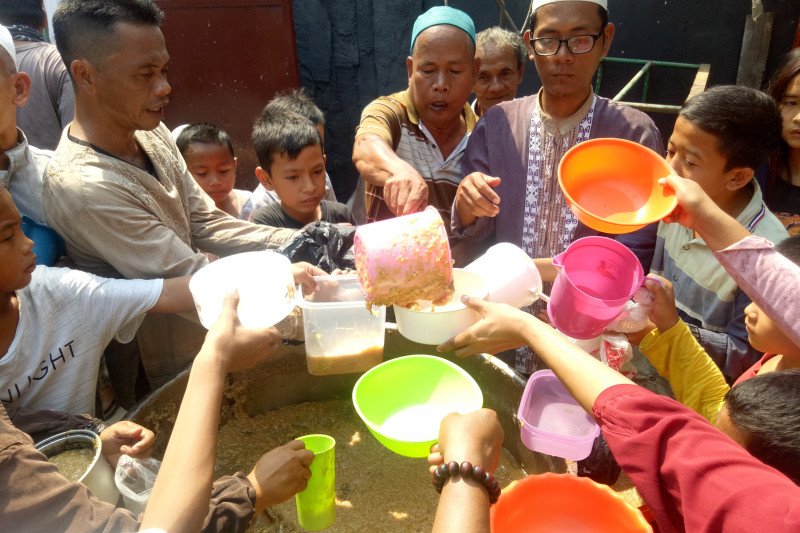 Pembagian bubur Suro sebagai tradisi masyarakat. (Foto: Istimewa)