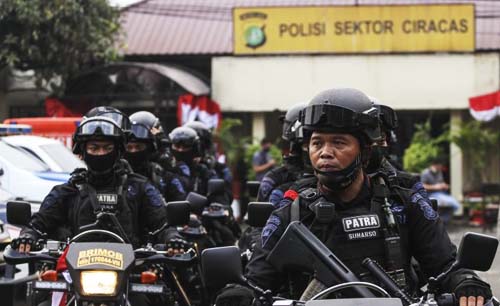 Sejumlah personel berseragam Brimob lengkap dengan kendaraan motor trail disiagakan di Mapolsek Ciracas yang diserang kelompok orang tak dikenal, kemarin. (Foto:Antara)