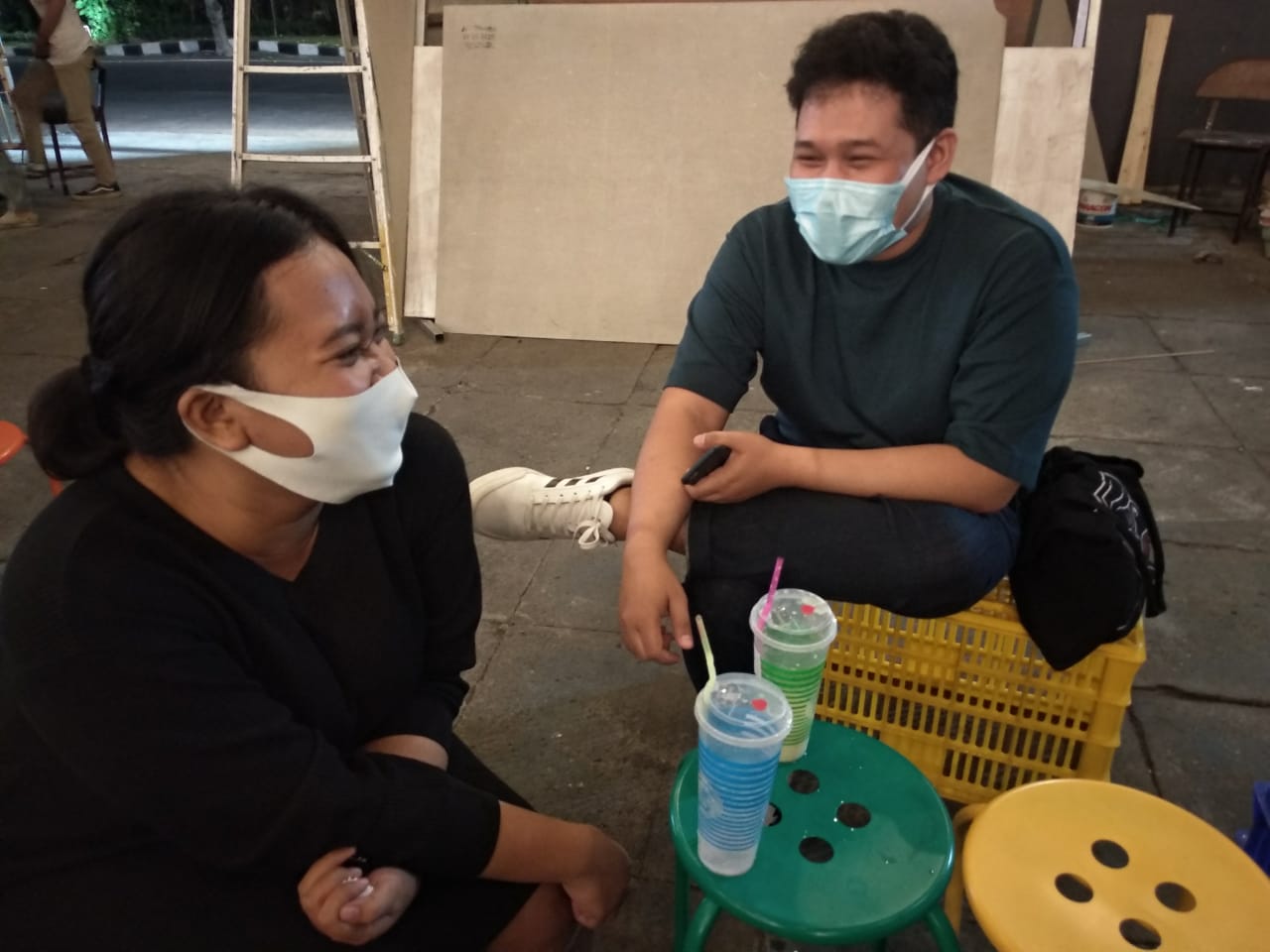 Febriyanti (kiri) dan Indra Zakaria (kanan) saat bersantai sore di Mini Tropikal pada Sabtu, 29 Agustus 2020 petang. Febriyanti dan Indra Zakaria adalah dua pengunjung yang taat protokol kesehatan dengan memakai masker (Foto: M.Rizqi/Ngopibareng.id)