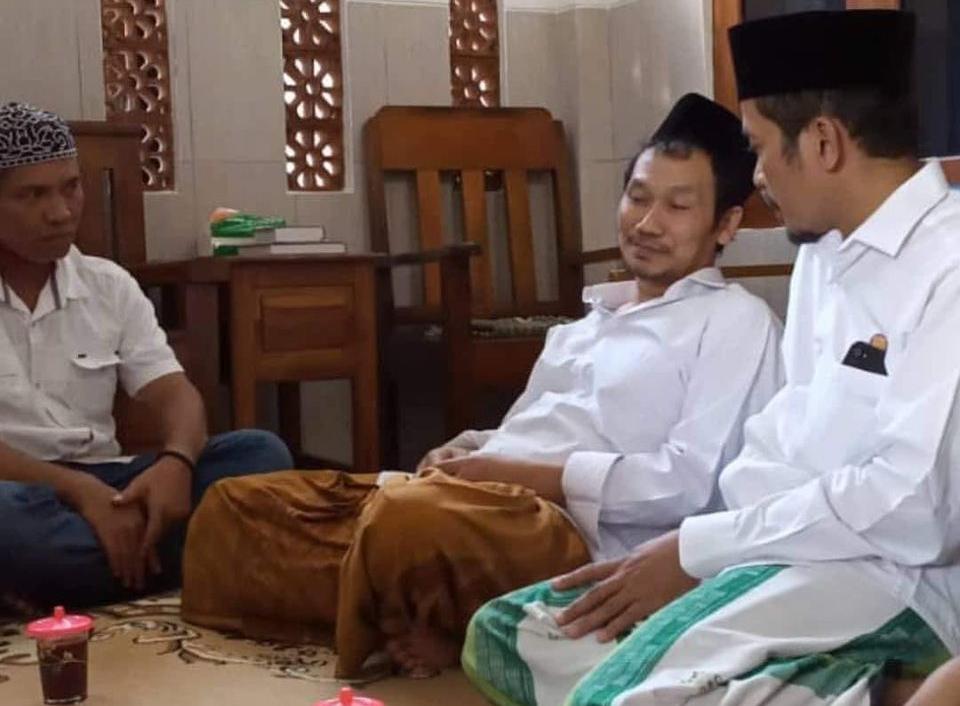 Gus Baha tampil sederhana, baik dalam dakwah dan kesehariannya. (Foto: Istimewa)