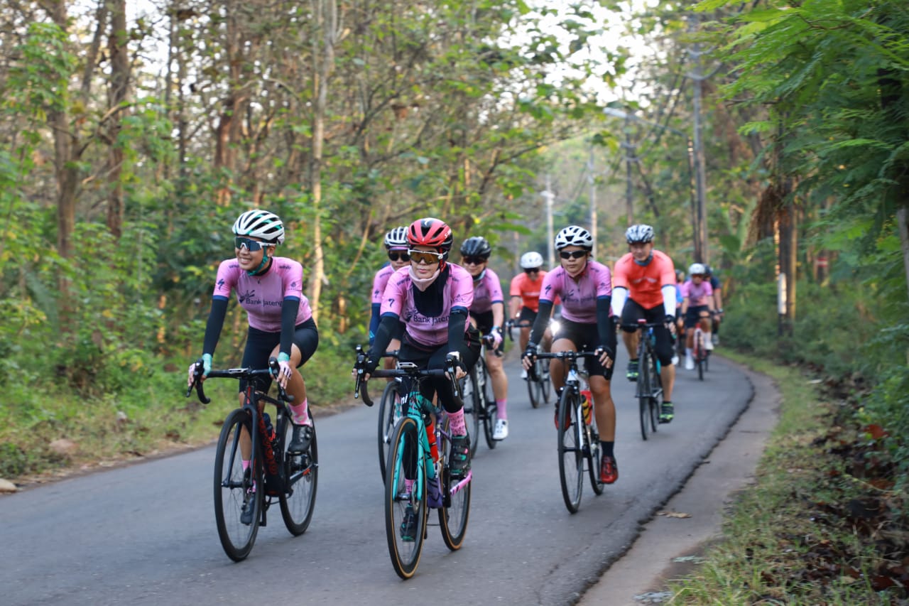 Gowes Ganjar Pranowo bareng Nirina Zubir. (Foto: Ist/Ngopibareng.id)