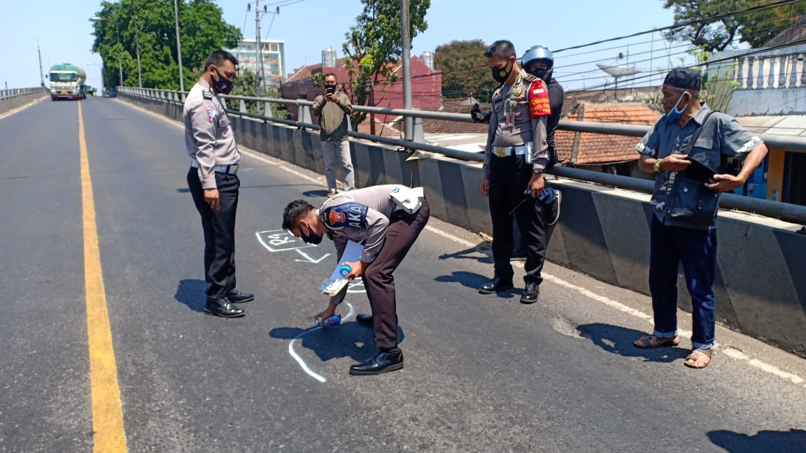 Satlantas Polresta Malang Kota, Ipda Deddy Catur, saat olah TKP di Flyover Jalan Martadinata, Kedungkandang, Kota Malang. (Foto: Istimewa)