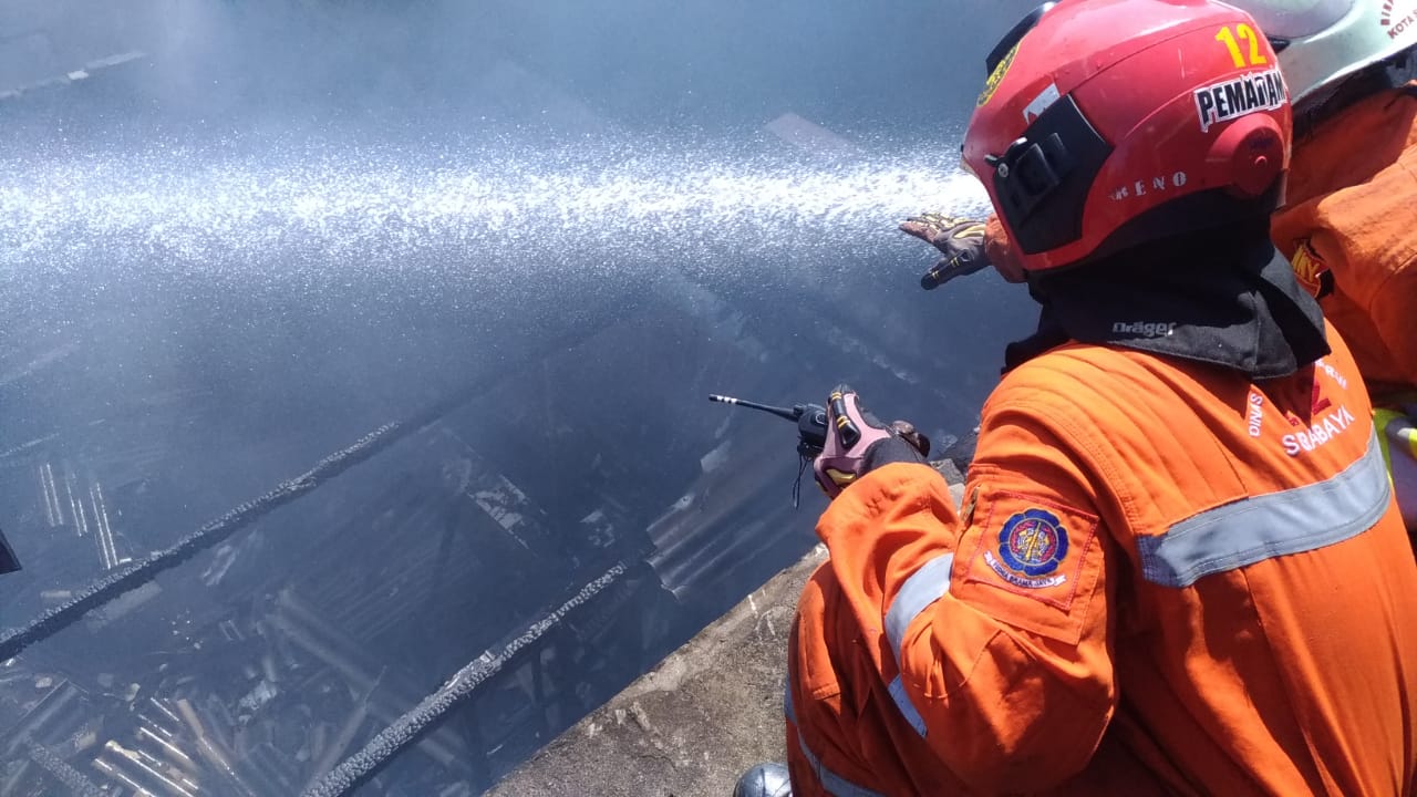 Petugas Damkar ketika melakukan pembasahaan, di Toko Elektronik yang terbakar (istimewa)