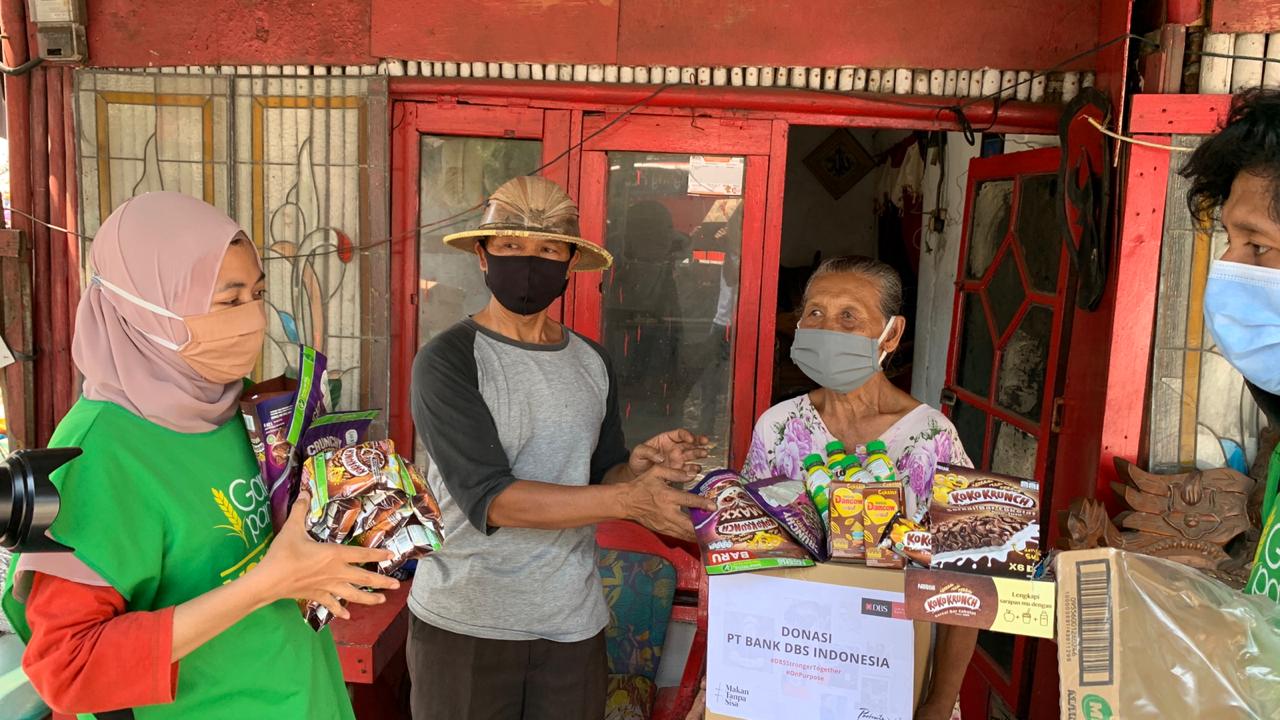 Bripka Seladi si Polisi Pemulung saat membantu proses penyaluran sembako kepada rekan seprofesinya di TPA Lowokdoro, Malang (Foto: istimewa)