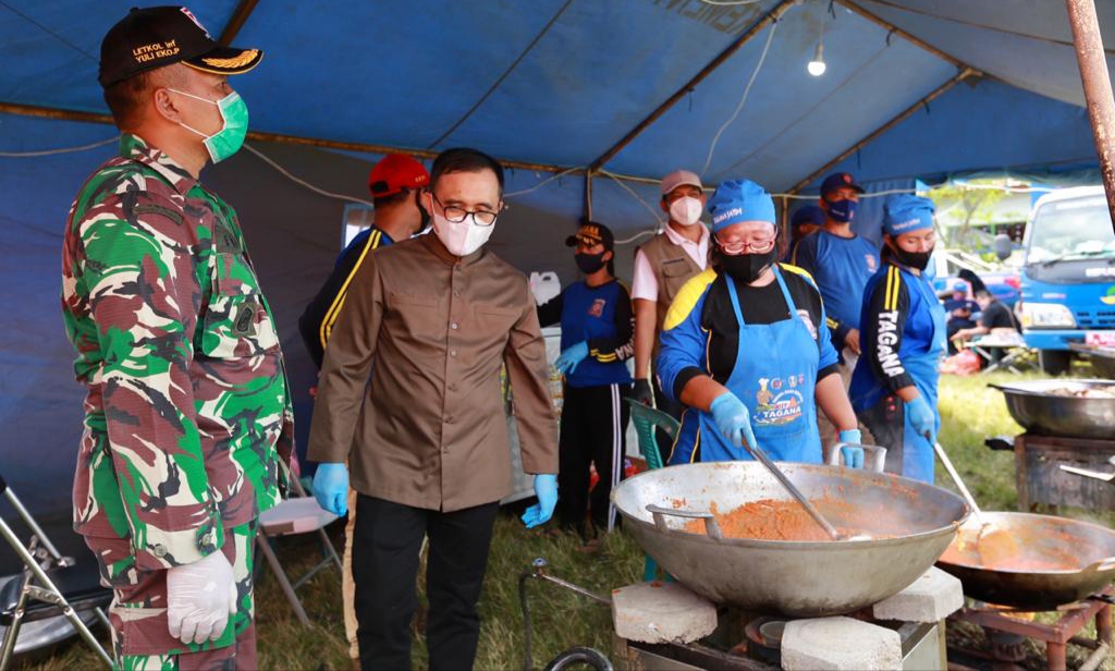 Komandan Kodim 0825 Banyuwangi bersama Bupati Banyuwangi Abdullah Azwar Anas meninjau dapur umum di sekitar pondok pesantren (foto:istimewa)