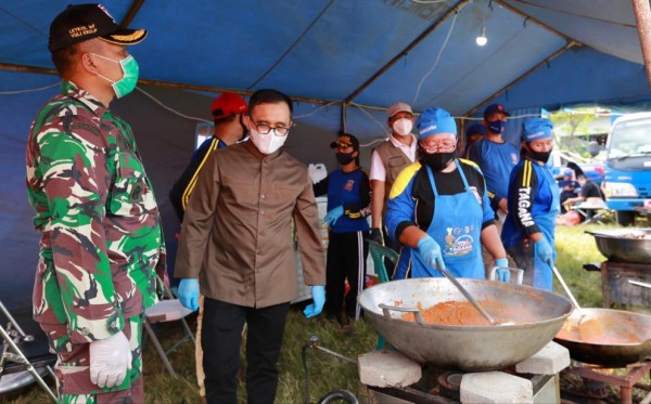 Komandan Kodim 0825 Banyuwangi bersama Bupati Banyuwangi Abdullah Azwar Anas meninjau dapur umum di sekitar pondok pesantren (foto:istimewa)