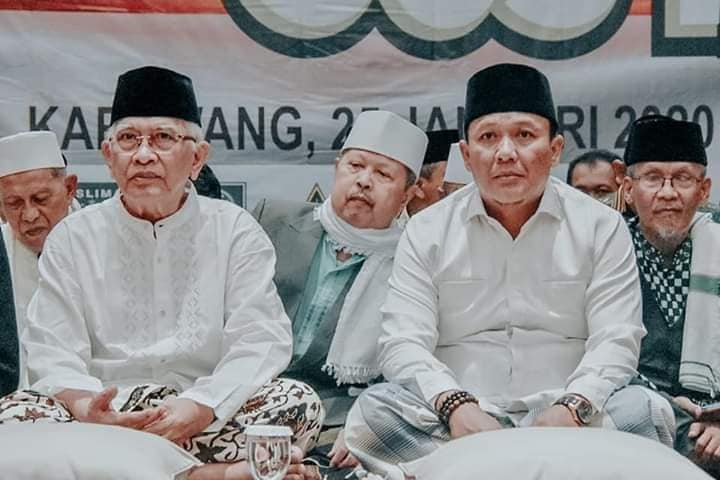 KH Ahmad Mustofa Bisri (Gus Mus, kiri) dalam suatu pengajian. (Foto: Istimewa)