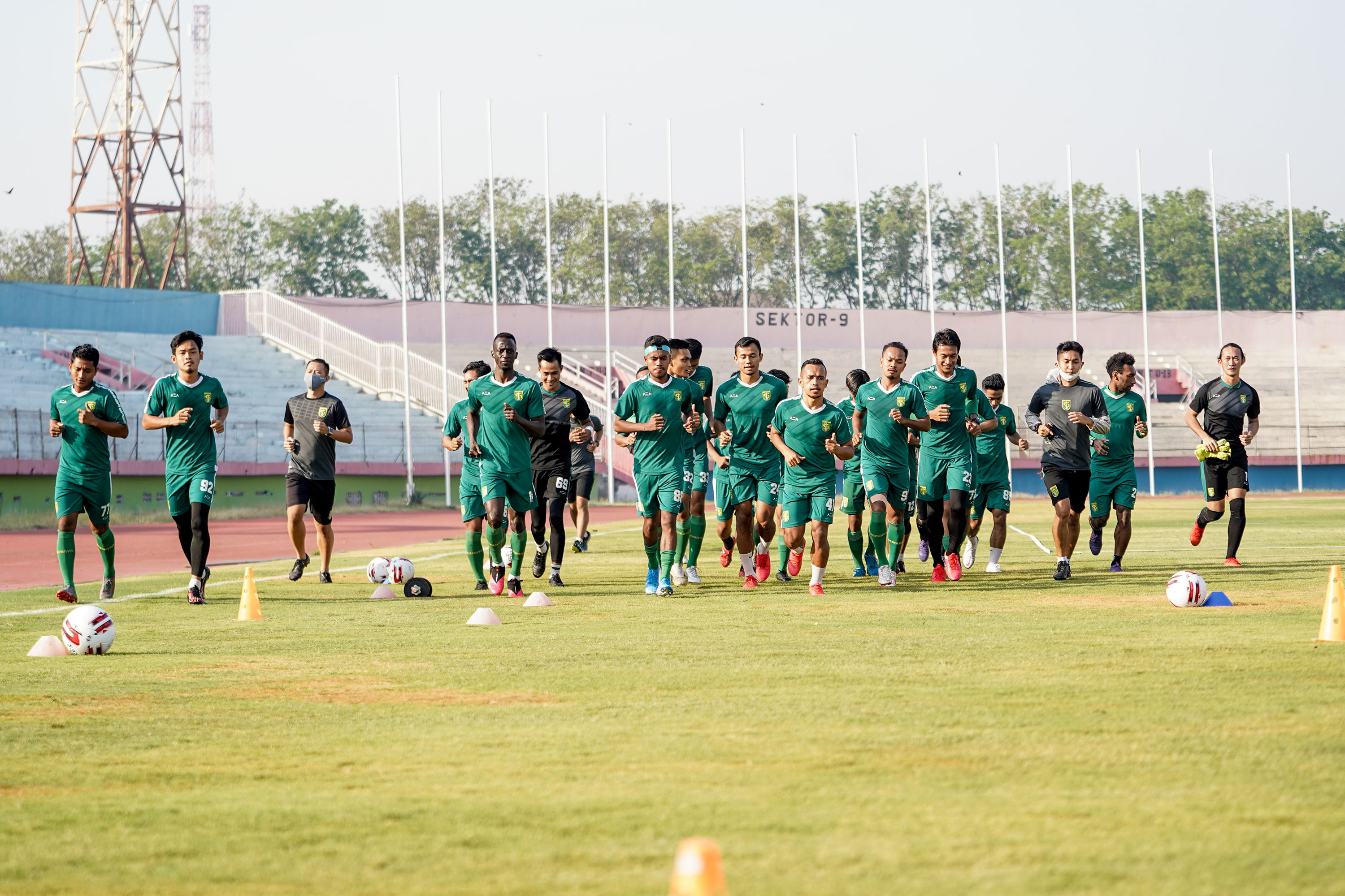 Para pemain Persebaya menjalani latihan perdana di Stadion Gelora Delta, Sidoarjo, Jawa Timur, Senin 31 Agustus 2020. (Foto: Fariz Yarbo/Ngopibareng.id)