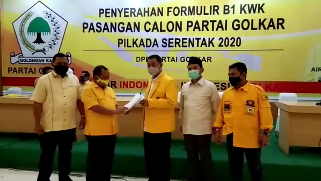 Screenshot video penyerahan surat rekomendasi partai Golkar pada Yusuf Widyatmoko (istimewa)