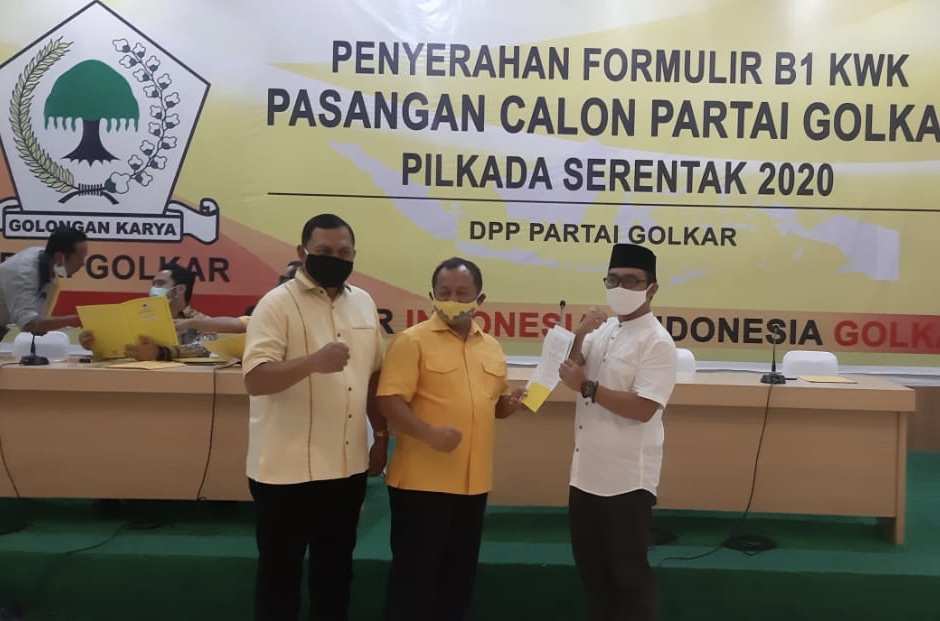 Pemberian rekom DPP Golkar pada pasangan Gus Ipul-Mas Adi. (Foto: Istimewa)