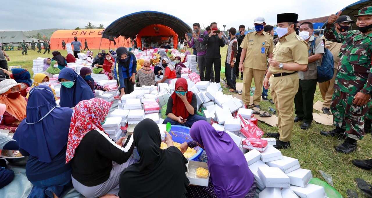 Bupati Banyuwangi Abdullah Azwar Anas meninjau proses pengemasan makanan di dapur umum yang berada tak jauh dari area Pondok Pesantren Darussalam Blokagung. (Foto: Istimewa)