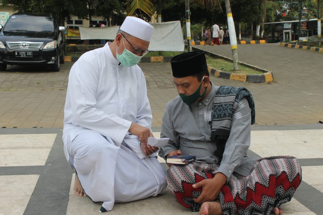 Pimpinan Pondok Pesantren Ar Ridho Sentul Bogor,  H Ir Hudori,  suka  "kopi hanger". (Foto : asmanu/ngopibareng.id)