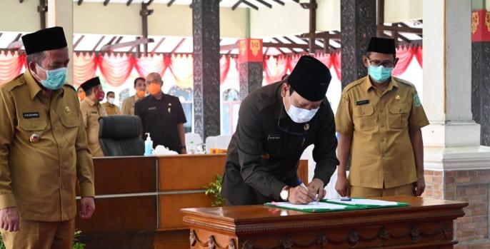 Bupati Pasuruan menandatangani Perda Perubahan APBD dan Belanja Daerah yang telah ditetapkan DPRD. (Foto: Dok Humas)