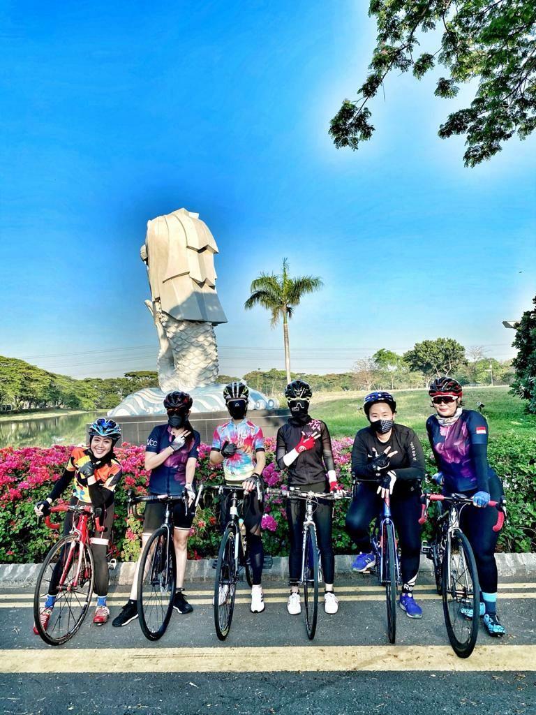 Tim WCC Surabaya berfoto did epan ikon di Surabaya Barat.
