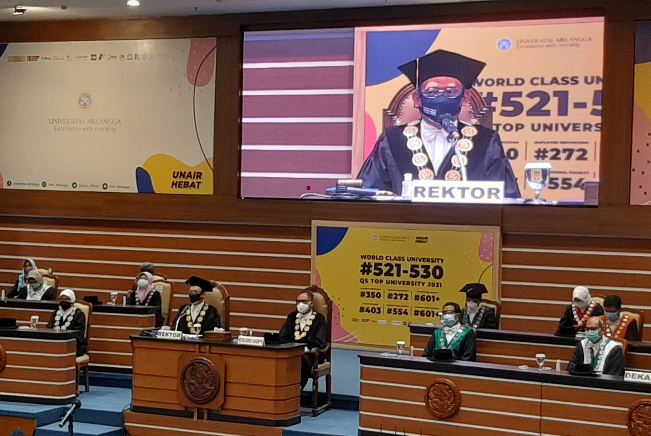 Rektor Unair, Profesor Nasih, saat mengukuhkan mahasiswa baru (maba) Universitas Airlangga (Unair) Surabaya. (Foto: Pita Sari/Ngopibareng.id)