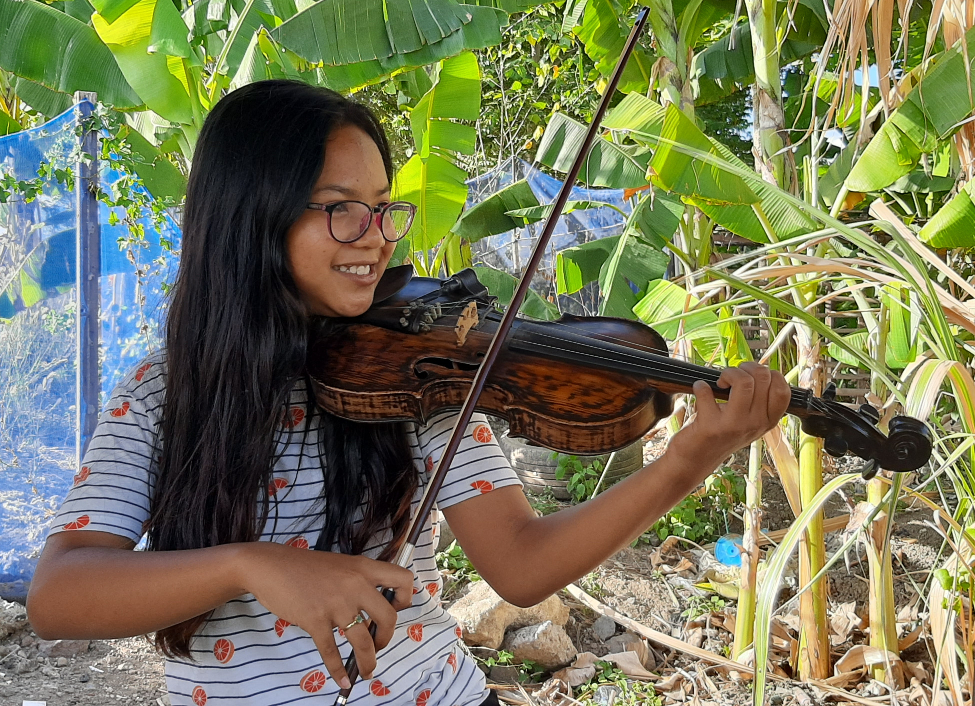 Jawa Nur Alam, bocah yang viral mainkan biola sambil gendong balita yang saat ini sudah SMP. (Foto: Pita Sari/Ngopibareng.id)