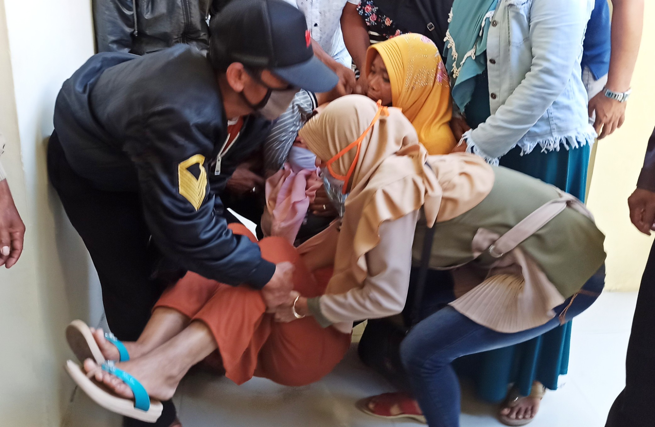 Susiama ibu dari almarhum Rosidah dibopong keluarganya dari ruang sidang. (Foto: Muh Hujaini/Ngopibareng.id)