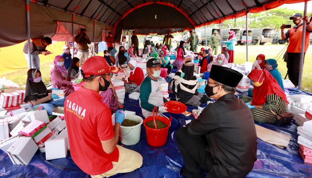 Bupati Banyuwangi Abdullah Azwar Anas meninjau dapur umum yang berada tak jauh dari area Pondok Pesantren Darussalam, Blokagung (Foto: Istimewa)