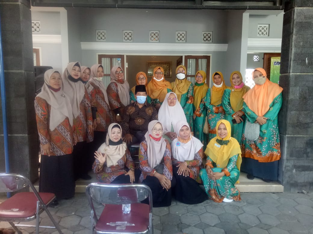 H Khoirul Anam bersama panitia santunan yatim di Sukoharjo, Solo. (Foto: istimewa)