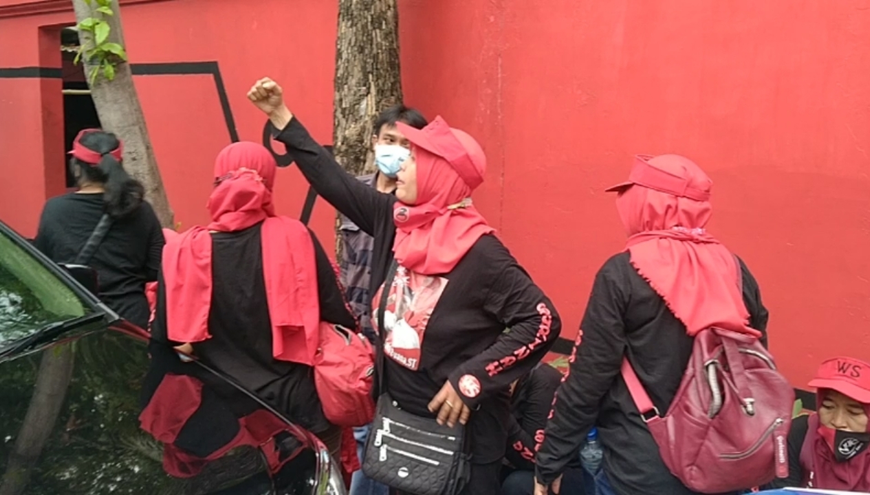 Simpatisan Whisnu Sakti Buana ngamuk di Kantor DPD PDI Perjuangan, Surabaya, Rabu 2 September 2020. (Foto: Fariz Yarbo/Ngopibareng.id)