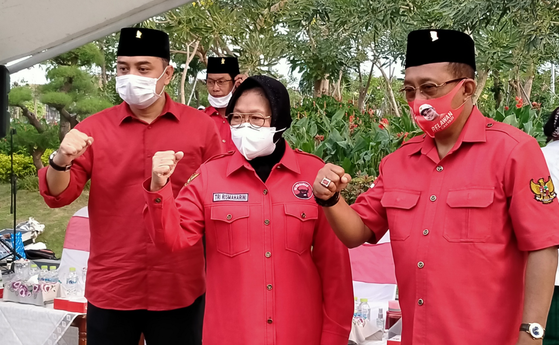 Pasangan Eri Cahyadi-Armuji berfoto bersa dengan Ketua DPP PDI Perjuangan Bidang Kebudayaan di Taman Harmoni, Surabaya, Rabu 2 September 2020. (Foto: Fariz Yarbo/Ngopibareng.id)