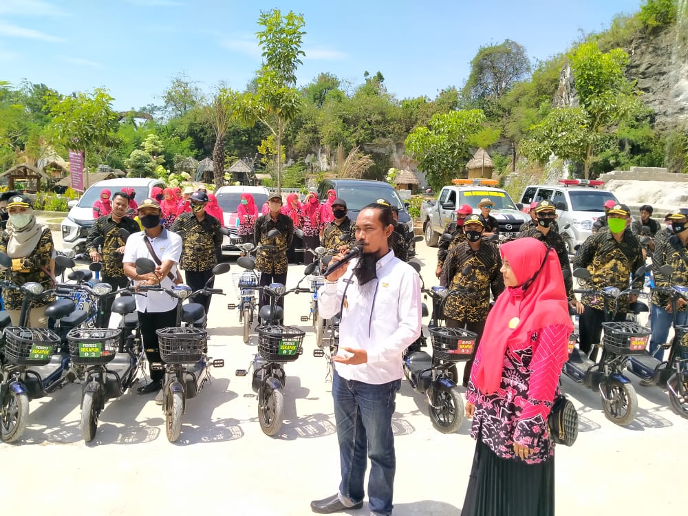 Kepala Desa Sekapuk Abdul Halim didampingi istrinya saat mendeklarasikan Desa Miliarder di Wisata Setigi. (foto: Azharil Farich/Ngopibareng.id)