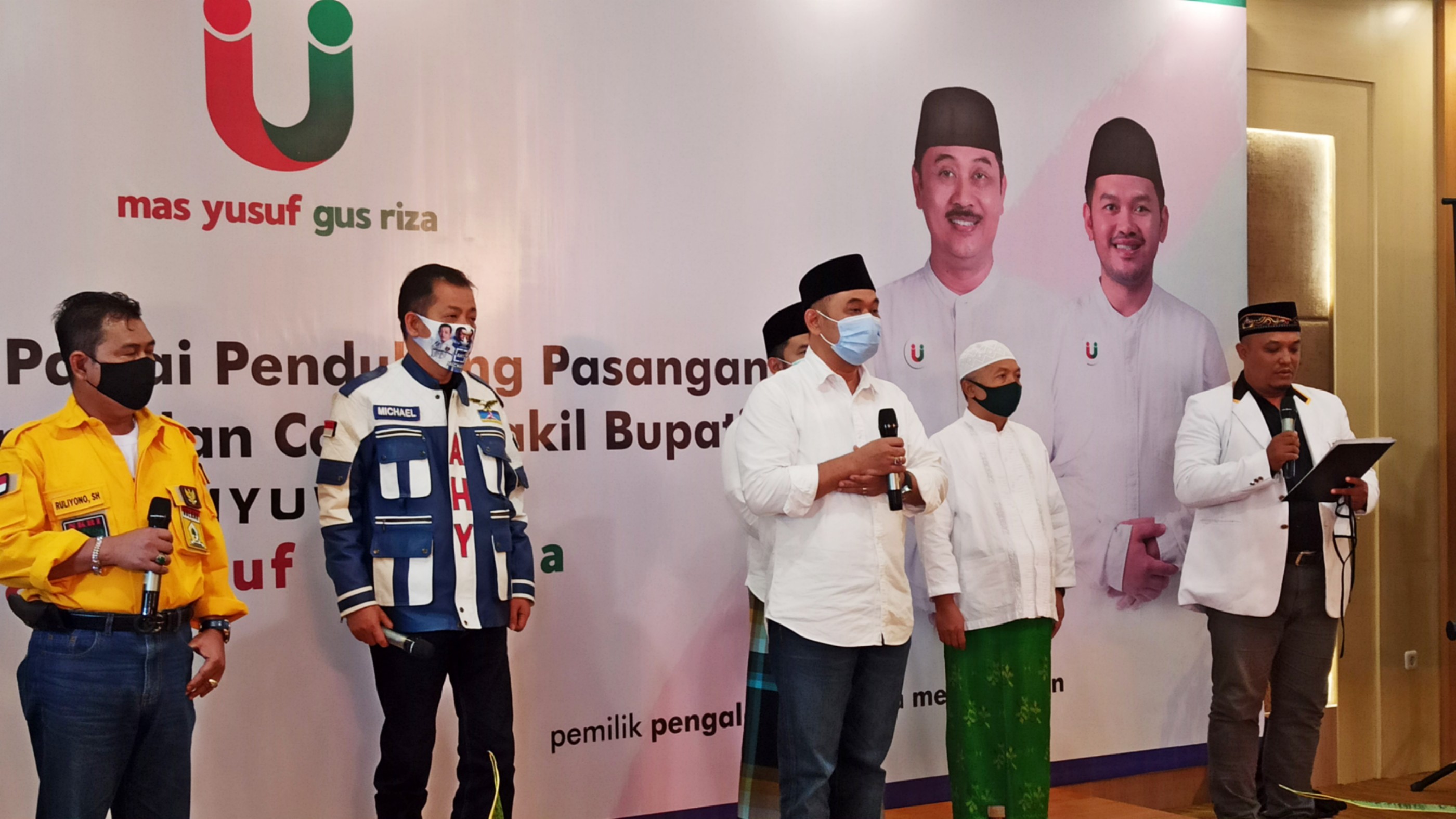 Empat partai politik melakukan deklarasi dukungan untuk pasangan calon Yusuf-Gus Riza untuk maju dalam pemilihan Bupati Banyuwangi, Kamis, 3 September 2020. (Foto: Muh. Hujaini/Ngopibareng.id)