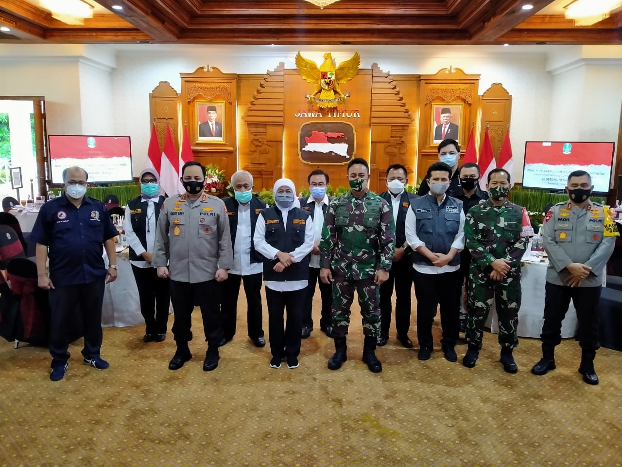 KSAD Jenderal TNI Andika Perkasa dan Wakapolri Komjen Pol Gatot Edy Pramomo berfoto bersama Satgas Covid-19 Jatim di Gedung Negara Grahadi, Surabaya, Kamis 3 September 2020. (Foto: Fariz Yarbo/Ngopibareng.id)