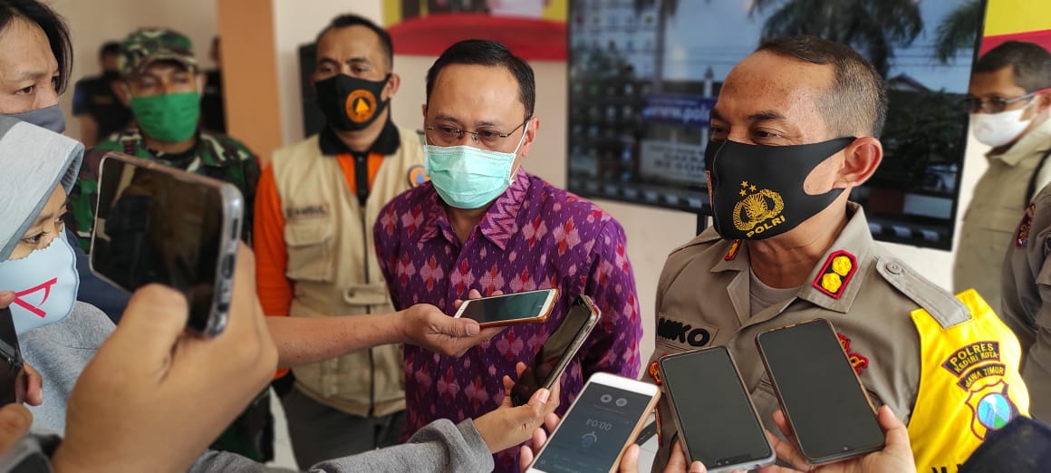 Kapolres Kediri Kota AKBP Miko Indrayana sosialisasi pemakaian masker. (Foto: Fendhy Plesmana/Ngopibareng.id)