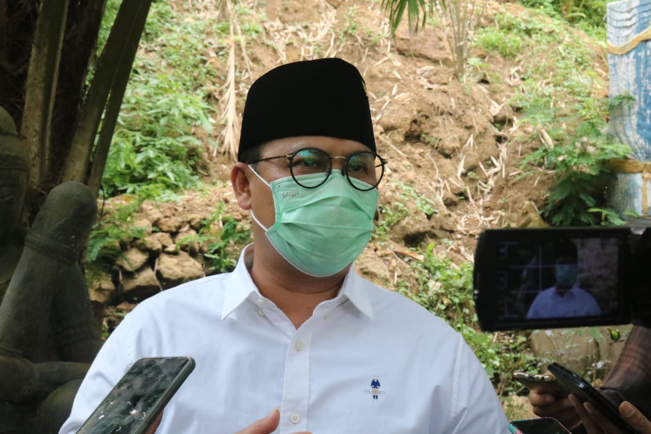 Ketua Dewan Pimpinan Pusat (DPP) PDIP bidang Luar Negeri, Ahmad Basarah ketika menghadiri deklarasi virtual bakal pasangan calon Bupati dan Wakil Bupati Malang di Tumpang, Kabupaten Malang, Jawa Timur. (Foto: Lalu Theo/Ngopibareng.id)