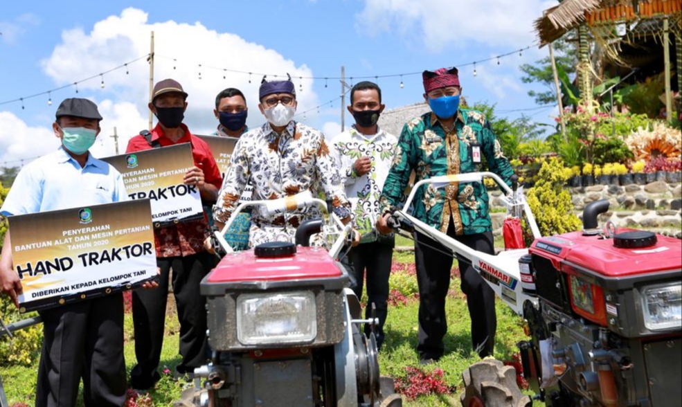 Bupati Banyuwangi Abdullah Azwar Anas menunjukkan alat dan mesin pertanian bantuan pemerintah pusat. (Foto: Istimewa)