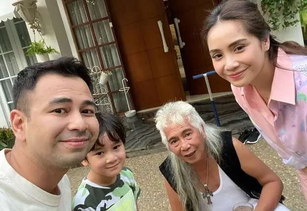 Keluarga Raffi Ahmad dan Nagita Slavina bersama sang putra, Rafathar Malik Ahmad, dan Gideon Tengker, ayah kandung Nagita Slavina. (Foto: Instagram)