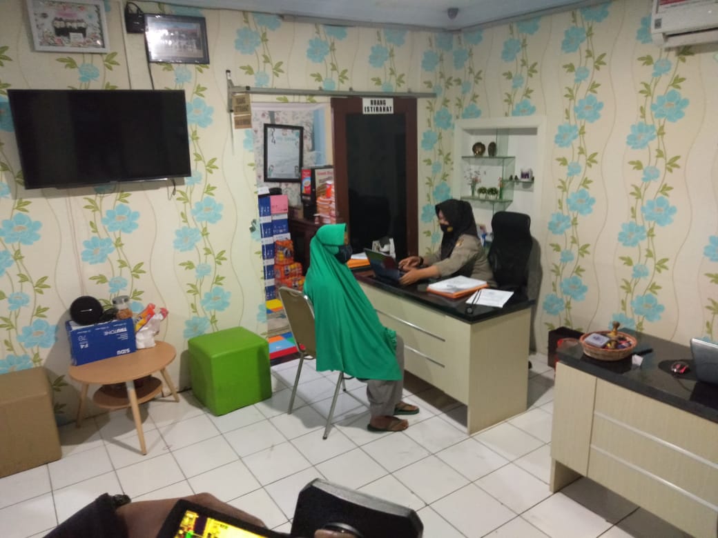 Seorang ibu berinisial MA diduga melakukan penganiayaan saat diperiksa oleh Unit Perlindungan Perempuan dan Anak (PPA) Polres Malang (Foto: istimewa)