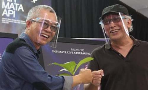 Iwan Fals  bersama Piter Abdullah Redjalam (kanan), pengarang novel 'Air Mata Api'. (Foto:Antara)