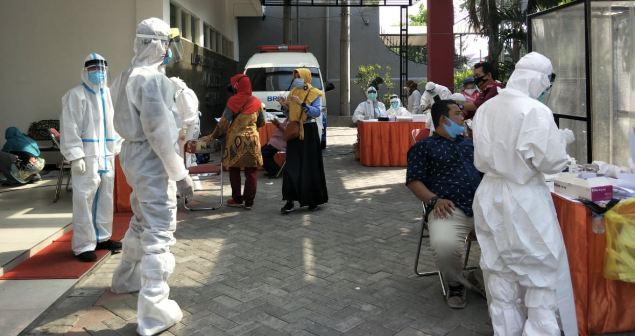 Tes swab massal yang digelar Pemkot Surabaya untuk para guru SD dan SMP (Foto: Dokumentasi Humas)