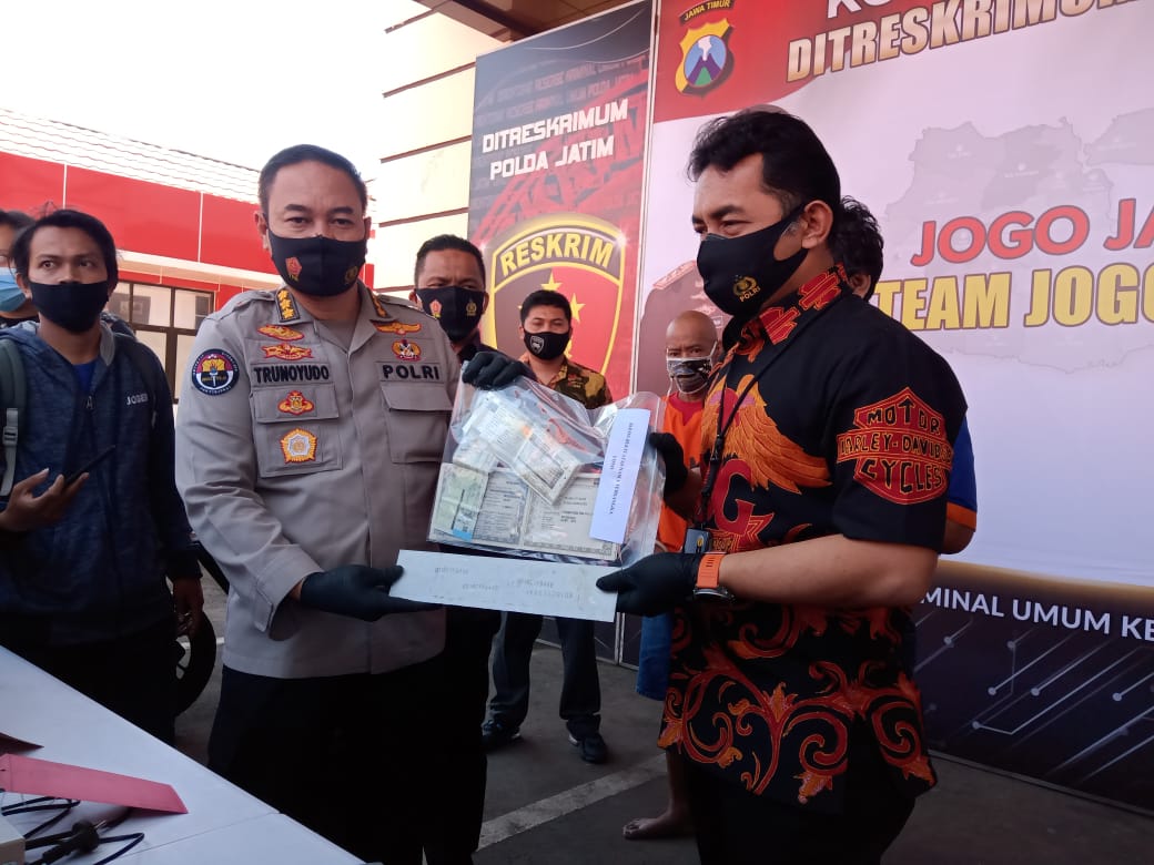 Kabid Humas Polda Jatim, Kombes Pol Trunoyudo Wisnu Andiko menunjukkan barang bukti yang diamankan di Mapolda Jatim, Surabaya, Jumat 4 September 2020. (Foto: fariz Yarbo/Ngopibareng.id)